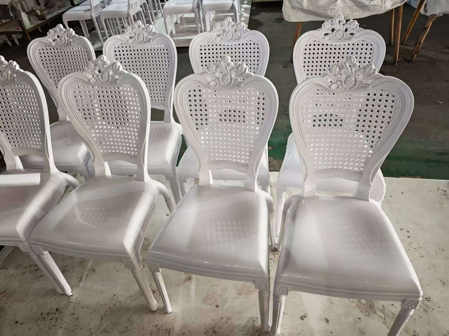 花园户外新款现代白色廉价可堆叠塑料婚礼椅适合派对酒店宴会活动
