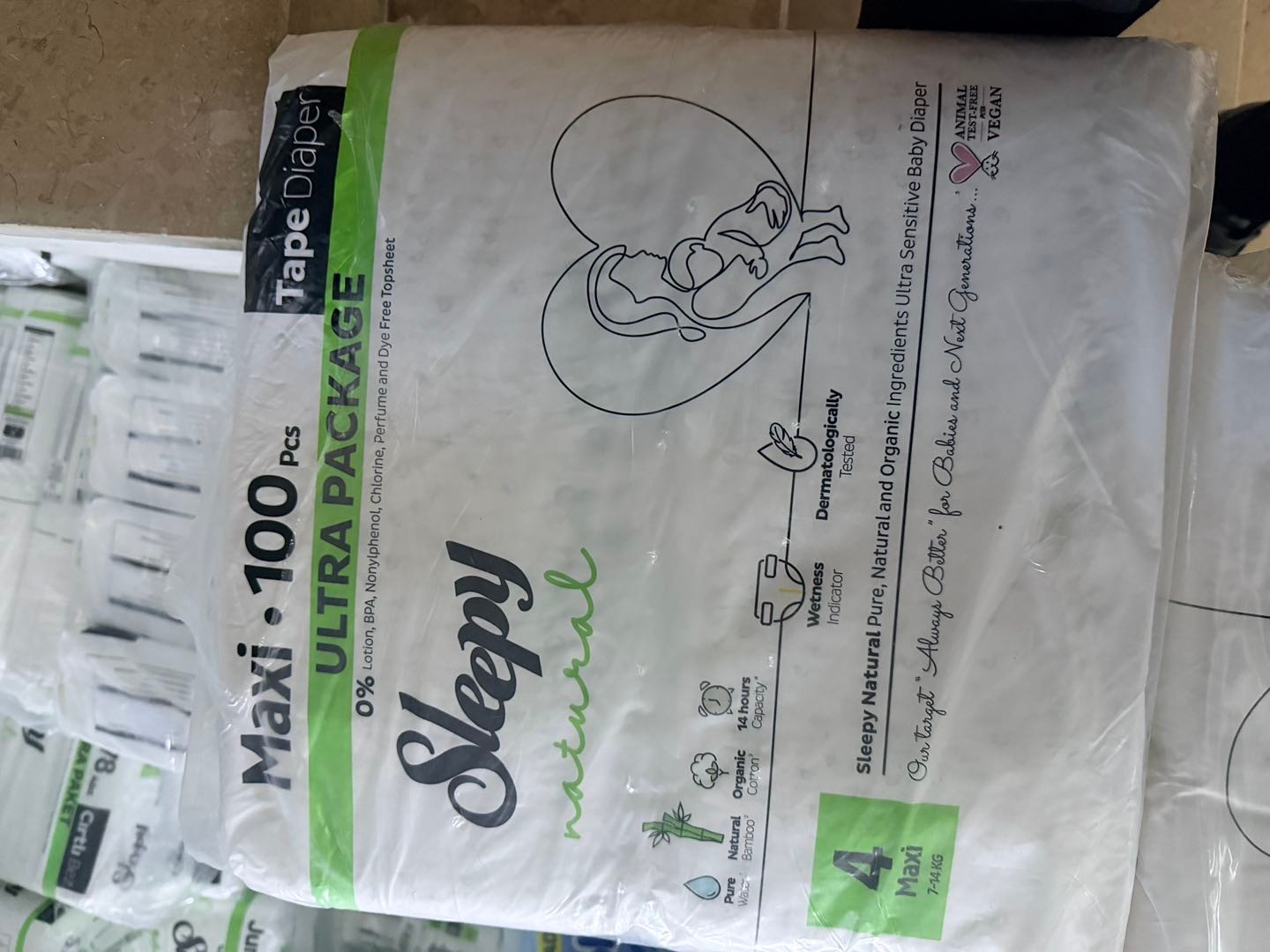 困倦的婴儿尿布